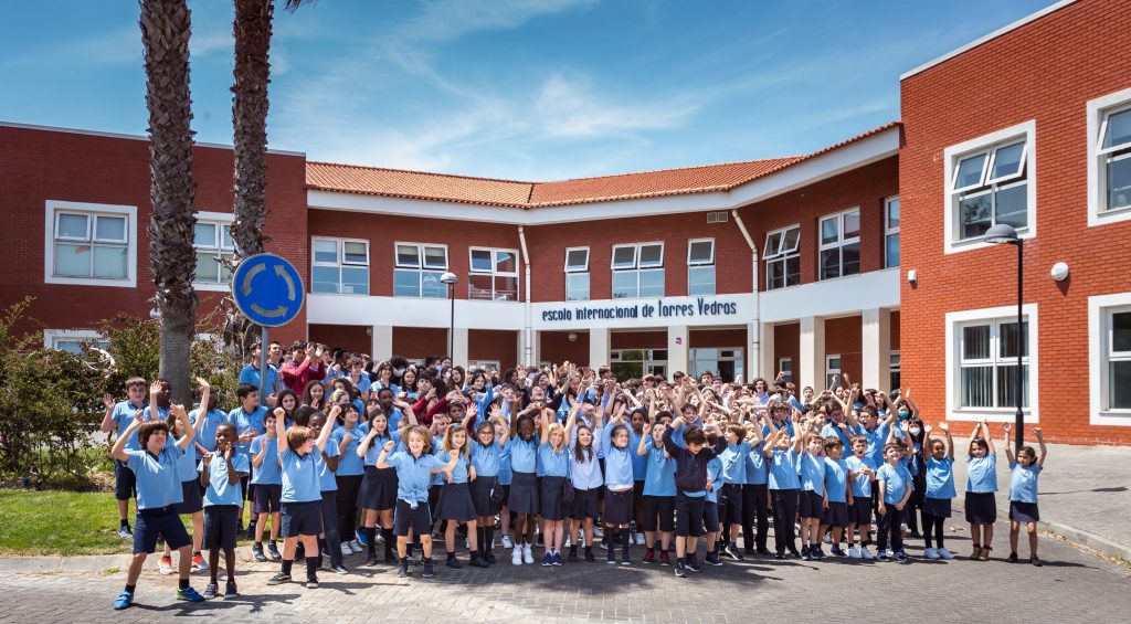 Foto grupo de alunos EITV, em frente à fachada da escola